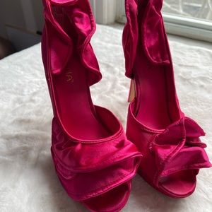 Fushia / Black satin scallop fringe open toe heels size 10